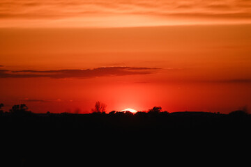 Obraz premium schöner Sonnenuntergang auf der Ostseeinsel Fehmarn im Frühling, Der Himmel leuchtet rot 