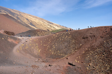 les bords d'un cratères volcanique en Italie avec des touristes