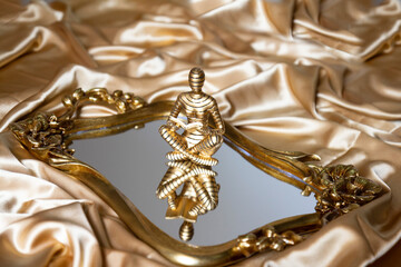 the statue in the mirror