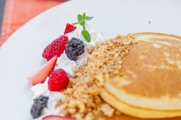 Hot Cakes, Pancakes,  Acompañados por Fresas y Zarzamoras