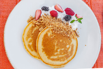Hot Cakes, Pancakes,  Acompañados por Fresas y Zarzamoras
