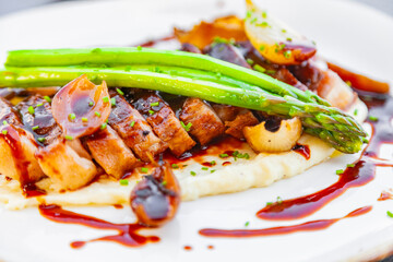 Rodajas de Lomo de Cerdo, bañados en Salsa Roja