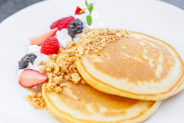 Hot Cakes, pancakes acompañados por Fresas y Zarzamoras