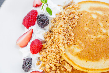 Hot Cakes, Pancakes,  Acompañados por Fresas y Zarzamoras