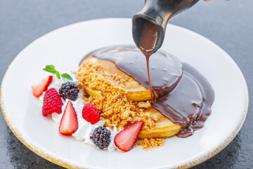 Hot Cakes, Pan Cakes Bañados en Chocolate Liquido acompañados por Fresas y Zarzamora