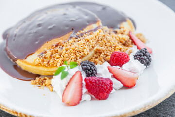 Hot Cakes, Pan Cakes Bañados en Chocolate Liquido acompañados por Fresas y Zarzamora
