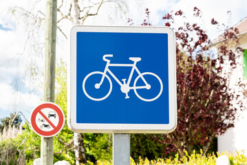 Panneau d'indication d'une piste ou bande cyclable conseillée et réservée aux cycles en France