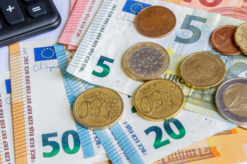 Billets et pièces de monnaie en euros.