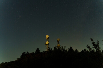 電波塔の上に広がる星空