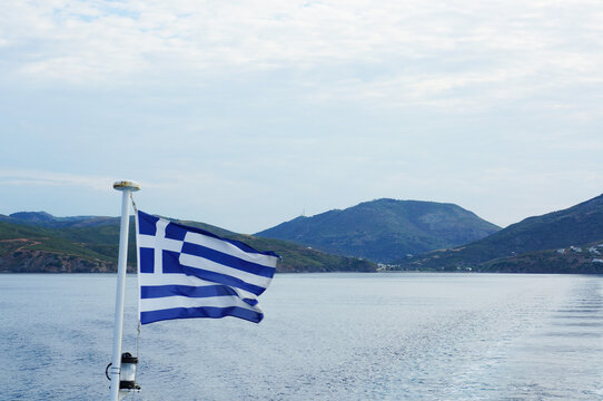 ギリシャの国旗が掲げられた船の後方から見る風景