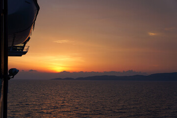 船上から眺める太陽が沈む時間帯の空