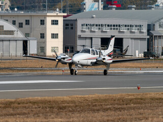 八尾空港を離陸する飛行機