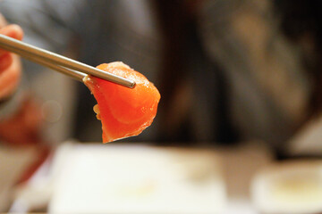 젓가락으로 집은 연어