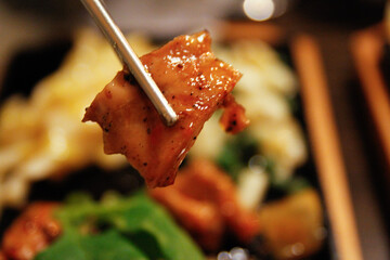 젓가락으로 집은 고기