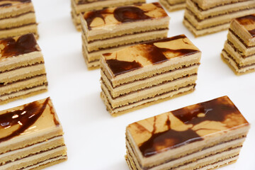 パティシエが作ったマーブル模様のスポンジケーキ、コーヒーとチョコとナッツプラリネクリームのケーキ