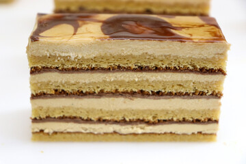 コーヒーとチョコとナッツプラリネクリームとスポンジケーキの層が美しいケーキの断面