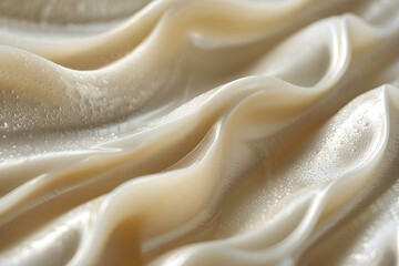 흰색 바닥에 흰색 크림 소용돌이와 파도