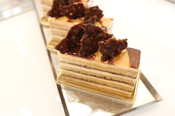 カフェモカコーヒーとチョコとナッツプラリネクリームのケーキ