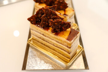 コーヒーとチョコレートとナッツプラリネクリームのケーキ