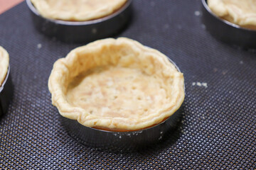 焼きたてのタルトの土台、型、ケーキ