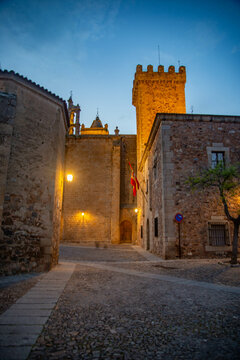 Vista panor&aacute;mica del casco hist&oacute;rico de la ciudad espa&ntilde;ola de C&aacute;ceres con vistas a los tejados de tejas marrones de edificios antiguos alrededor de la plaza principal en el soleado d&iacute;a de primavera