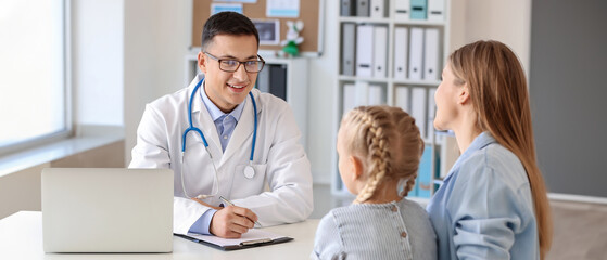Obraz premium Little girl with mother at pediatrician's office