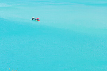エメラルドグリーン色の湖水