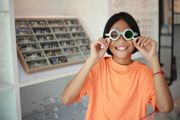 Kid eye test in optical store 