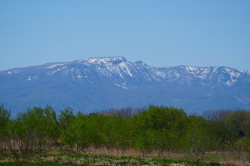 春の残雪の残る手稲山