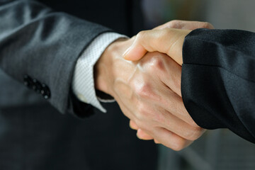 Holding hands with business partners to trust business partners, relationships to achieve future...