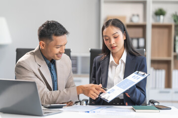 Obraz premium Asian businesswoman and businessman managing online consulting ventures. Expertise in investment consulting, delivering actionable plans, optimizing bandwidth, implementing feedback-driven strategies