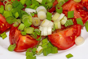 Frühlingszwiebeln und Tomaten