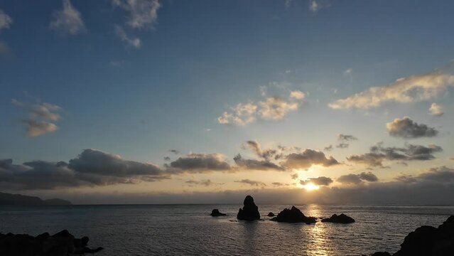 雲のあいだに沈む日本海の夕日！