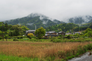 朝熊山をバックにした趣きある家並み／日本三重県鳥羽市・2024年