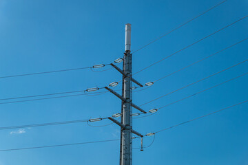 Conectando o mundo: Poste de alta tensão integrado com antena para telecomunicações sem fio - obrazy, fototapety, plakaty