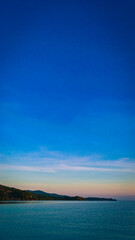 Obraz premium Golden sunset at sea. Portrait. Bonbon Beach, Romblon Island, Philippines