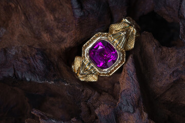 Ring unique pharao design with purple garnet from Mozambique