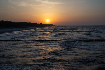 Sonnenuntergang an der Seebrücke Koserow auf der Insel Usedom