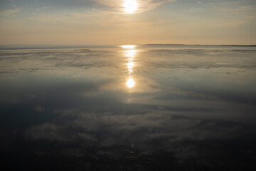 Obraz premium 湖に反射する夕陽 