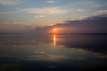 湖に沈む綺麗な夕陽
