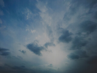 雲の隙間から差し込む太陽光