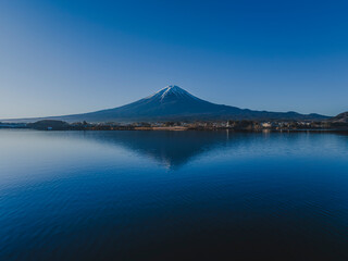 晴天の富士山_冠雪_河口湖上空_ドローン空撮