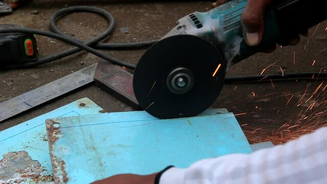 Cutting sheet metal with a nibbler machine