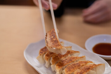 きょーざを食べる