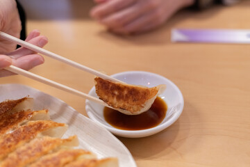 きょーざを食べる