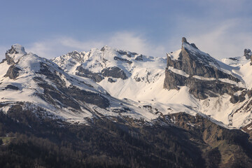 Gipfelkranz über Ovronnaz (Wallis); Pointe de Chemo (2626) und Dent de Chamosentze (2721)
