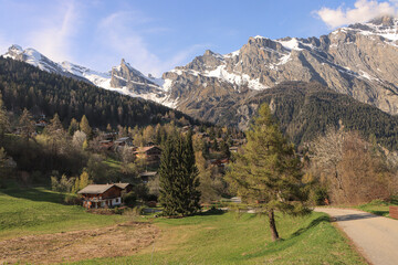 Schweizer Alpenidylle; Frühling im Wallis Gipfelpanorama über Ovronnaz