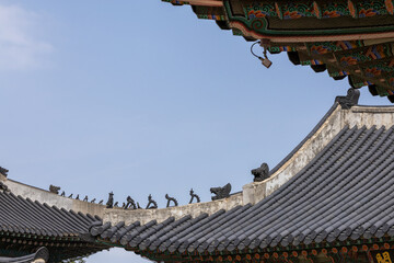 경복궁 지붕위의 수호석상 