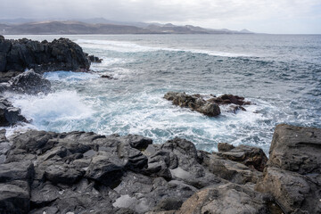Meerlandschaft - starke Brandung, hohe Wellen -die Küste von Las Palmas de Gran Canaria