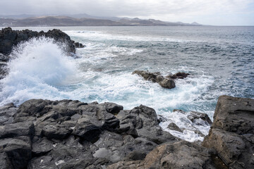 Meerlandschaft - starke Brandung, hohe Wellen -die Küste von Las Palmas de Gran Canaria